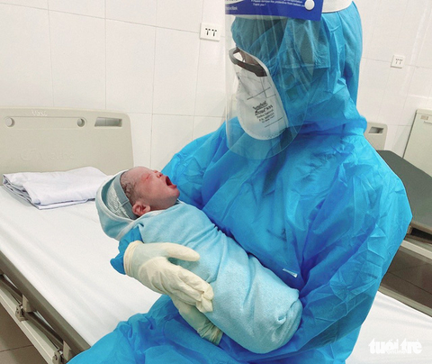 Em bé thứ 6 ra đời từ người mẹ mắc COVID-19 ở Bệnh viện Bệnh nhiệt đới trung ương - Ảnh 1. Em bé thứ 6 ra đời từ người mẹ mắc COVID-19 ở Bệnh viện Bệnh nhiệt đới trung ương - Ảnh 1.