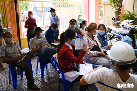 Đà Nẵng lại đổi giấy đi đường, doanh nghiệp than khó - Ảnh 1. Đà Nẵng lại đổi giấy đi đường, doanh nghiệp than khó - Ảnh 1.