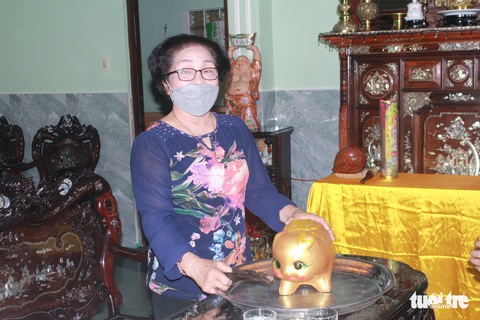 Đập heo đất tiền dưỡng già mua 1 tấn gạo gửi vào các khu cách ly tập trung - Ảnh 1. Đập heo đất tiền dưỡng già mua 1 tấn gạo gửi vào các khu cách ly tập trung - Ảnh 1.