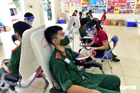 HỎI - ĐÁP về dịch COVID-19: Người hiến máu đi qua các chốt chặn ra sao? - Ảnh 1. HỎI - ĐÁP về dịch COVID-19: Người hiến máu đi qua các chốt chặn ra sao? - Ảnh 1.