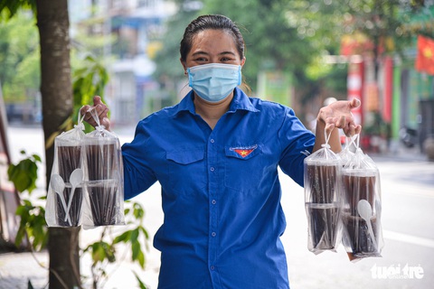Hàng trăm cốc chè ngọt mát gửi tặng vùng xanh - Ảnh 1. Hàng trăm cốc chè ngọt mát gửi tặng vùng xanh - Ảnh 1.