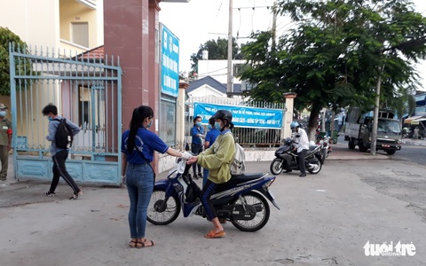 1 thí sinh dương tính trước giờ thi, xét đặc cách tốt nghiệp THPT cho 22 thí sinh khác - Ảnh 1. 1 thí sinh dương tính trước giờ thi, xét đặc cách tốt nghiệp THPT cho 22 thí sinh khác - Ảnh 1.