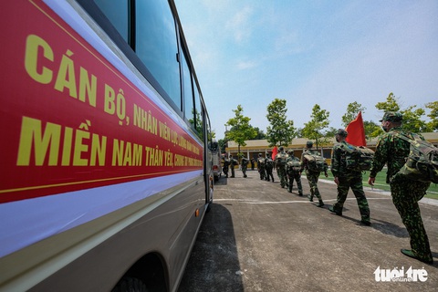 Hình ảnh 100 y bác sĩ, học viên quân y lên đường vào miền Nam chống dịch - Ảnh 6. Hình ảnh 100 y bác sĩ, học viên quân y lên đường vào miền Nam chống dịch - Ảnh 6.