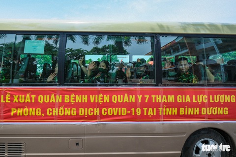 Hình ảnh 100 y bác sĩ, học viên quân y lên đường vào miền Nam chống dịch - Ảnh 9. Hình ảnh 100 y bác sĩ, học viên quân y lên đường vào miền Nam chống dịch - Ảnh 9.
