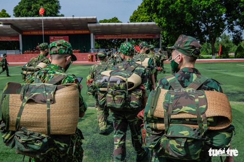Hình ảnh 100 y bác sĩ, học viên quân y lên đường vào miền Nam chống dịch - Ảnh 5. Hình ảnh 100 y bác sĩ, học viên quân y lên đường vào miền Nam chống dịch - Ảnh 5.