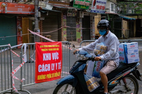 Hà Nội thêm 21 ca COVID-19, có ca là nhân viên vận chuyển hàng bưu điện đi từ TP.HCM - Ảnh 1.