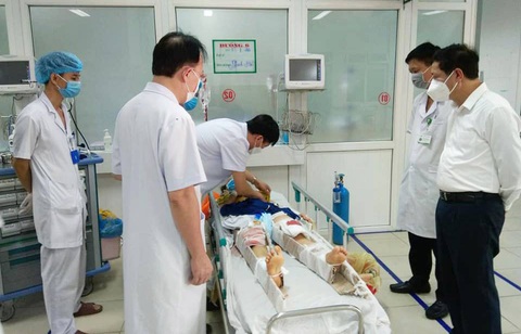 4 bác sĩ và y tá của trung tâm y tế huyện thương vong trong xe bán tải - Ảnh 2. 4 bác sĩ và y tá của trung tâm y tế huyện thương vong trong xe bán tải - Ảnh 2.