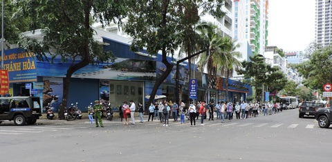 Một tình nguyện viên điểm tiêm vắc xin dương tính, Khánh Hòa xét nghiệm cho cả ngàn người - Ảnh 1. Một tình nguyện viên điểm tiêm vắc xin dương tính, Khánh Hòa xét nghiệm cho cả ngàn người - Ảnh 1.