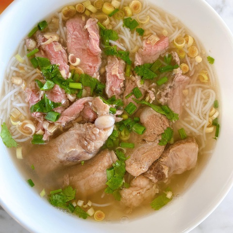 Thúy Diễm - Lương Thế Thành nấu bún sườn công thức đơn giản đổi vị ngày giãn cách - Ảnh 3. Thúy Diễm - Lương Thế Thành nấu bún sườn công thức đơn giản đổi vị ngày giãn cách - Ảnh 3.