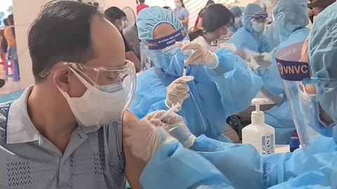 Tiêm vắc xin nhanh hơn, công nhân Bình Dương an tâm - Ảnh 2. Tiêm vắc xin nhanh hơn, công nhân Bình Dương an tâm - Ảnh 2.