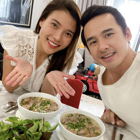 Thúy Diễm - Lương Thế Thành nấu bún sườn công thức đơn giản đổi vị ngày giãn cách - Ảnh 1. Thúy Diễm - Lương Thế Thành nấu bún sườn công thức đơn giản đổi vị ngày giãn cách - Ảnh 1.