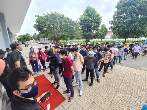Tiêm vắc xin nhanh hơn, công nhân Bình Dương an tâm - Ảnh 1. Tiêm vắc xin nhanh hơn, công nhân Bình Dương an tâm - Ảnh 1.