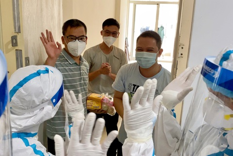 Phía sau cánh cửa cách ly - Ảnh 2. Phía sau cánh cửa cách ly - Ảnh 2.