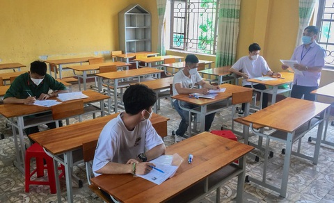Thi tốt nghiệp THPT đợt 2: Tổ chức thi cho thí sinh diện phong tỏa - Ảnh 1. Thi tốt nghiệp THPT đợt 2: Tổ chức thi cho thí sinh diện phong tỏa - Ảnh 1.