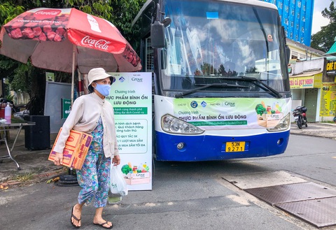 Xe buýt tháo ghế, thành siêu thị mini di động - Ảnh 2. Xe buýt tháo ghế, thành siêu thị mini di động - Ảnh 2.