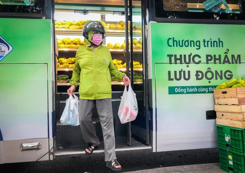 Xe buýt tháo ghế, thành siêu thị mini di động - Ảnh 7. Xe buýt tháo ghế, thành siêu thị mini di động - Ảnh 7.