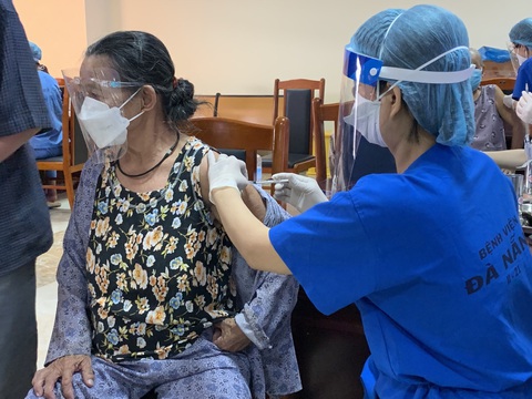 Đà Nẵng tiêm vắc xin Pfizer cho người bệnh, Mẹ Việt Nam anh hùng - Ảnh 1. Đà Nẵng tiêm vắc xin Pfizer cho người bệnh, Mẹ Việt Nam anh hùng - Ảnh 1.