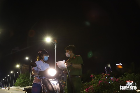 Khoe ‘chiến tích’ cầm thẻ đi chợ để đi ‘tám chuyện’ lúc giãn cách - Ảnh 2. Khoe ‘chiến tích’ cầm thẻ đi chợ để đi ‘tám chuyện’ lúc giãn cách - Ảnh 2.