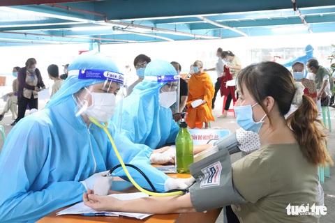 TP.HCM cơ bản hoàn thành yêu cầu tiêm toàn bộ vắc xin Pfizer và Moderna trước ngày 8-8 - Ảnh 1. TP.HCM cơ bản hoàn thành yêu cầu tiêm toàn bộ vắc xin Pfizer và Moderna trước ngày 8-8 - Ảnh 1.
