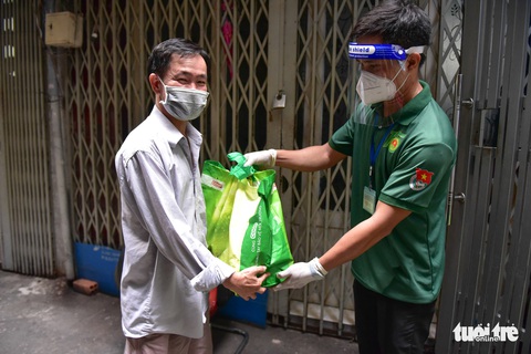 Trao giỏ quà tận tay người cách ly tại nhà - Ảnh 4. Trao giỏ quà tận tay người cách ly tại nhà - Ảnh 4.
