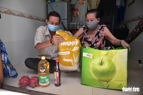 Trao giỏ quà tận tay người cách ly tại nhà - Ảnh 5. Trao giỏ quà tận tay người cách ly tại nhà - Ảnh 5.