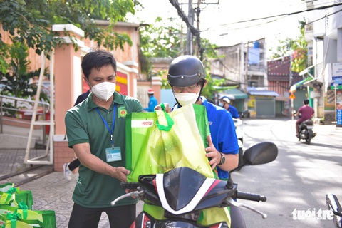 Trao giỏ quà tận tay người cách ly tại nhà - Ảnh 3. Trao giỏ quà tận tay người cách ly tại nhà - Ảnh 3.