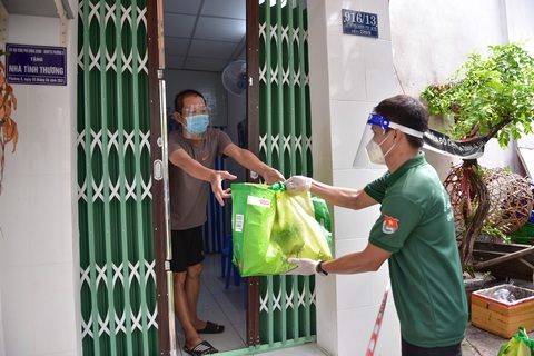 Giỏ quà nghĩa tình đến với nơi cách ly - Ảnh 1. Giỏ quà nghĩa tình đến với nơi cách ly - Ảnh 1.