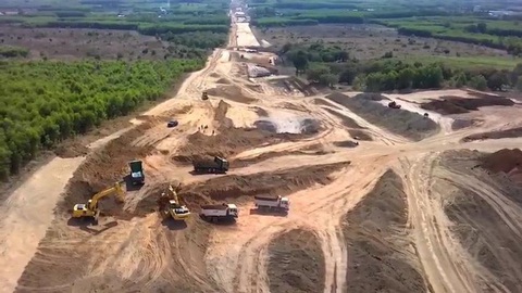 Bổ sung luồng xanh chở thiết bị, vật liệu làm đường cao tốc - Ảnh 1. Bổ sung luồng xanh chở thiết bị, vật liệu làm đường cao tốc - Ảnh 1.