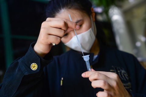 Tràn lan kit xét nghiệm nhanh COVID-19, thấy âm tính đừng chủ quan - Ảnh 1. Tràn lan kit xét nghiệm nhanh COVID-19, thấy âm tính đừng chủ quan - Ảnh 1.