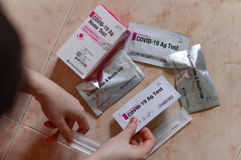 Tràn lan kit xét nghiệm nhanh COVID-19, thấy âm tính đừng chủ quan - Ảnh 4. Tràn lan kit xét nghiệm nhanh COVID-19, thấy âm tính đừng chủ quan - Ảnh 4.