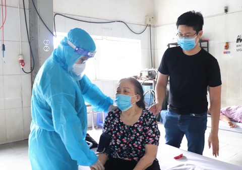 TP.HCM đã tiêm 1,8 triệu liều vắc xin, hơn 7.000 người xung phong hỗ trợ chống dịch - Ảnh 1. TP.HCM đã tiêm 1,8 triệu liều vắc xin, hơn 7.000 người xung phong hỗ trợ chống dịch - Ảnh 1.