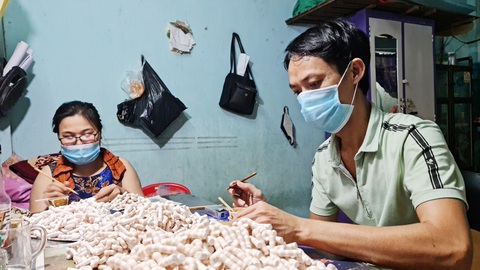 Xóm trọ nghèo ở TP.HCM và nghĩa tình sẻ chia - Ảnh 1. Xóm trọ nghèo ở TP.HCM và nghĩa tình sẻ chia - Ảnh 1.