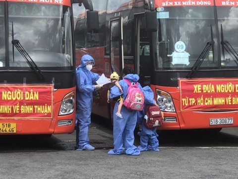 Thêm 300 người dân Bình Thuận được đón từ TP.HCM về quê tránh dịch - Ảnh 2. Thêm 300 người dân Bình Thuận được đón từ TP.HCM về quê tránh dịch - Ảnh 2.