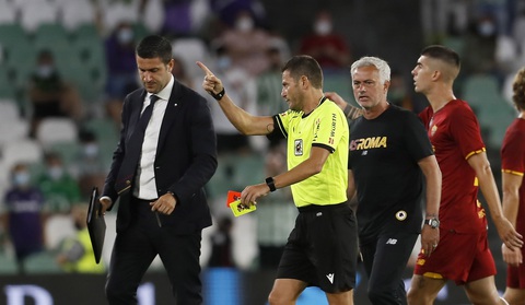 Video Mourinho nhận thẻ đỏ vì xông vào sân trong trận giao hữu của Roma - Ảnh 2. Video Mourinho nhận thẻ đỏ vì xông vào sân trong trận giao hữu của Roma - Ảnh 2.