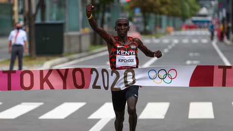 Eliud Kipchoge bảo vệ thành công HCV Olympic chạy marathon - Ảnh 1. Eliud Kipchoge bảo vệ thành công HCV Olympic chạy marathon - Ảnh 1.