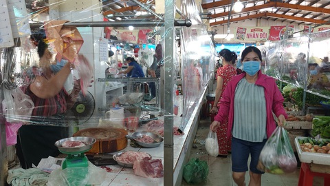 Chợ ở TP.HCM biến hình với các đội bán hàng lưu động, bán theo combo - Ảnh 5. Chợ ở TP.HCM biến hình với các đội bán hàng lưu động, bán theo combo - Ảnh 5.