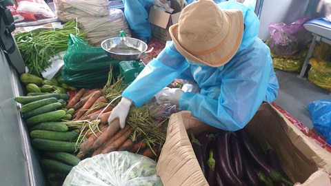 Chợ ở TP.HCM biến hình với các đội bán hàng lưu động, bán theo combo - Ảnh 3. Chợ ở TP.HCM biến hình với các đội bán hàng lưu động, bán theo combo - Ảnh 3.