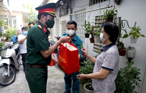Bộ tư lệnh TP.HCM gõ cửa từng nhà khó khăn trao quà hỗ trợ - Ảnh 4. Bộ tư lệnh TP.HCM gõ cửa từng nhà khó khăn trao quà hỗ trợ - Ảnh 4.