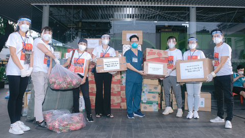 NSND Tạ Minh Tâm: Mặc đồ bảo hộ hát mang lại cảm xúc đặc biệt - Ảnh 2. NSND Tạ Minh Tâm: Mặc đồ bảo hộ hát mang lại cảm xúc đặc biệt - Ảnh 2.