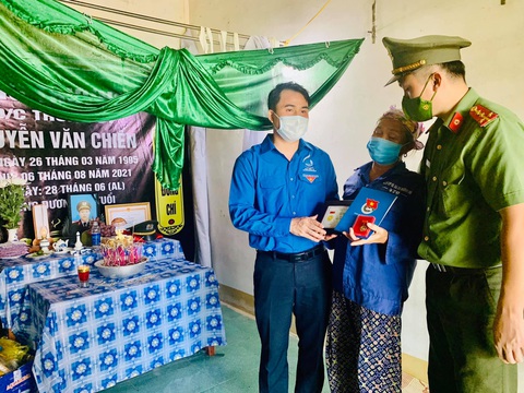 Truy tặng huy hiệu Tuổi trẻ dũng cảm cho trung úy hy sinh khi trực chốt COVID-19 - Ảnh 1. Truy tặng huy hiệu Tuổi trẻ dũng cảm cho trung úy hy sinh khi trực chốt COVID-19 - Ảnh 1.