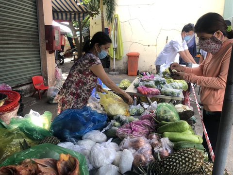Chợ ở TP.HCM biến hình với các đội bán hàng lưu động, bán theo combo - Ảnh 4. Chợ ở TP.HCM biến hình với các đội bán hàng lưu động, bán theo combo - Ảnh 4.