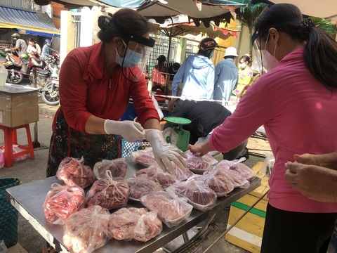 Chợ ở TP.HCM biến hình với các đội bán hàng lưu động, bán theo combo - Ảnh 2. Chợ ở TP.HCM biến hình với các đội bán hàng lưu động, bán theo combo - Ảnh 2.