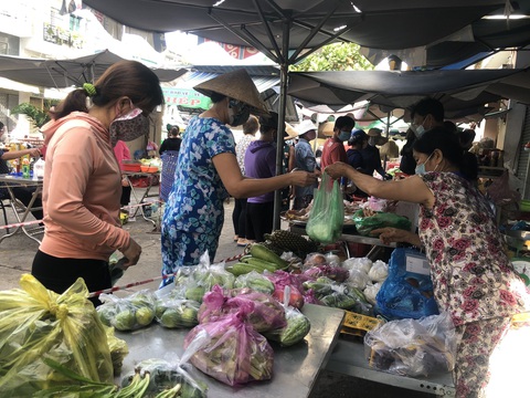 Chợ ở TP.HCM biến hình với các đội bán hàng lưu động, bán theo combo - Ảnh 1. Chợ ở TP.HCM biến hình với các đội bán hàng lưu động, bán theo combo - Ảnh 1.