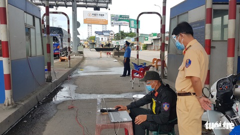 Phó thủ tướng Vũ Đức Đam: An Giang nên hướng dẫn người dân tự lấy mẫu xét nghiệm COVID-19 - Ảnh 2. Phó thủ tướng Vũ Đức Đam: An Giang nên hướng dẫn người dân tự lấy mẫu xét nghiệm COVID-19 - Ảnh 2.