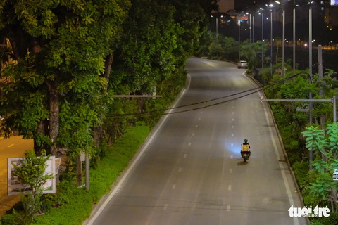 Hình ảnh Hà Nội im vắng trong những đêm giãn cách - Ảnh 13. Hình ảnh Hà Nội im vắng trong những đêm giãn cách - Ảnh 13.
