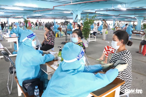 HỎI - ĐÁP về dịch COVID-19: TP.HCM tổ chức tiêm ra sao khi cạn vắc xin? - Ảnh 1. HỎI - ĐÁP về dịch COVID-19: TP.HCM tổ chức tiêm ra sao khi cạn vắc xin? - Ảnh 1.