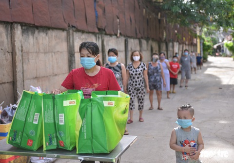 1.000 giỏ quà nghĩa tình đến với bà con bán hàng rong, phụ hồ trong khu phong tỏa - Ảnh 1.