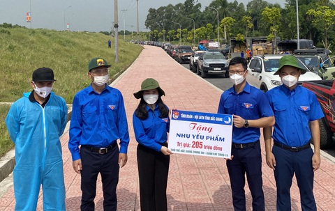 Hà Nội tiếp nhận gạo, rau củ quả, vật tư y tế từ bà con Bắc Giang - Ảnh 2. Hà Nội tiếp nhận gạo, rau củ quả, vật tư y tế từ bà con Bắc Giang - Ảnh 2.