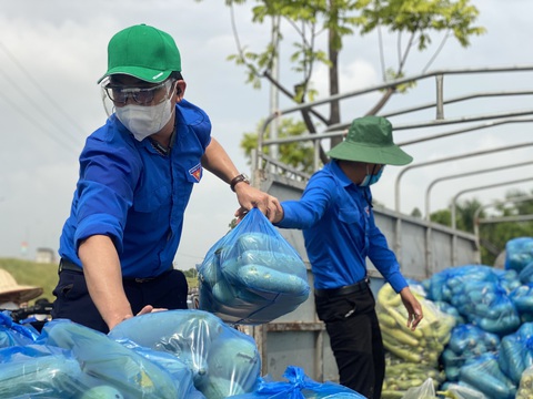 Hà Nội tiếp nhận gạo, rau củ quả, vật tư y tế từ bà con Bắc Giang - Ảnh 1. Hà Nội tiếp nhận gạo, rau củ quả, vật tư y tế từ bà con Bắc Giang - Ảnh 1.