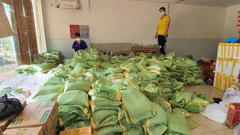 Nhiều đại học tặng thực phẩm, nấu ăn miễn phí cho sinh viên trong dịch COVID-19 - Ảnh 1. Nhiều đại học tặng thực phẩm, nấu ăn miễn phí cho sinh viên trong dịch COVID-19 - Ảnh 1.